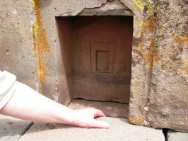 Это древний бетон сложенный в мешки или что то подобное. Его никто не пилил и не сверлил. После высыхания ткань удалялась, а неровности штукатурились пока раствор не совсем отвердел. Выступы это протечка раствора или обмазанные раствором концы деревянной или бронзовой арматуры.