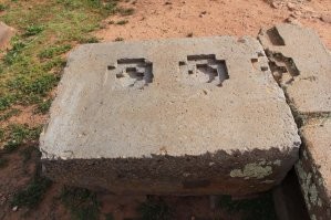 Это древний бетон сложенный в мешки или что то подобное. Его никто не пилил и не сверлил. После высыхания ткань удалялась, а неровности штукатурились пока раствор не совсем отвердел. Выступы это протечка раствора или обмазанные раствором концы деревянной или бронзовой арматуры.