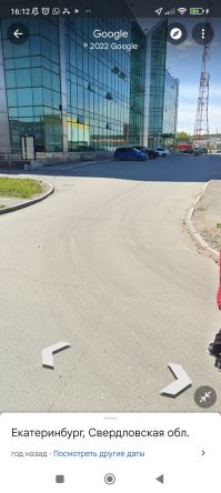 Водитель не убедился в безопасности своего манёвра и тут его вина. Женщина дождалась когда грузовик повернёт и начала движение с детьми, перешла улицу и пошла в ТЦ и то что неожиданно грузовик изменил движение и начал сдавать назад не могла предположить, звукового сигнала видимо не было. Это заезд на парковку и вообще на месте ДТП должна быть разметка зебры, как организовано движение хз ни знаков, ни разметки, ни почистить снег. Вот летние фото, владельца ТЦ натянуть по самое не хочу.