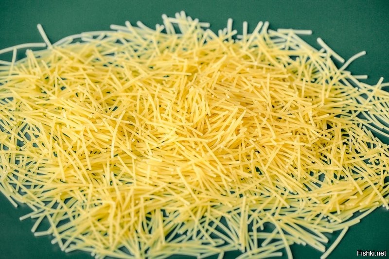 Я всегда, перед тем, как жена будет варить спагетти, делаю из них вот такую вермишель. И вкусно,и есть удобно.