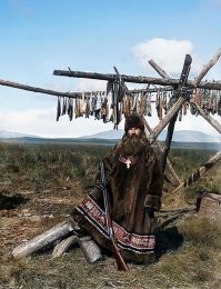 А "батюшка"-то вовсе не планировал, судя по фото, "подставлять другую щёку"!