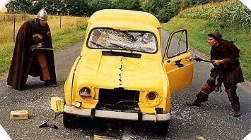 У самурая нет цели: ревнивый мужчина в Москве порубил катаной машину соперника