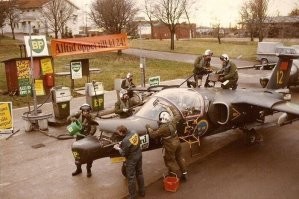 А как 6 пилотов умещались в 1 самолете?