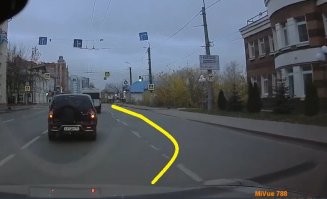 Лично я повернул бы с правой, никого нет - спокойно перестроился и ушёл! А на месте рега, смотрел бы в зеркала.