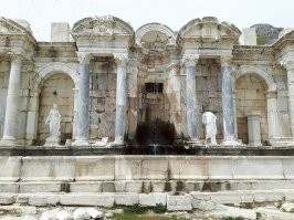 действующий фонтан 1800 лет античный колонны мрамор.