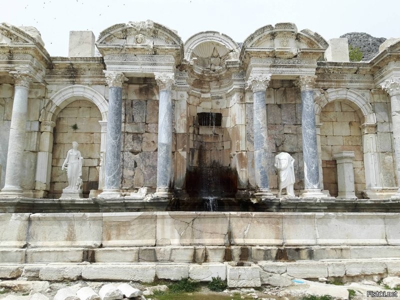 действующий фонтан 1800 лет античный колонны мрамор.