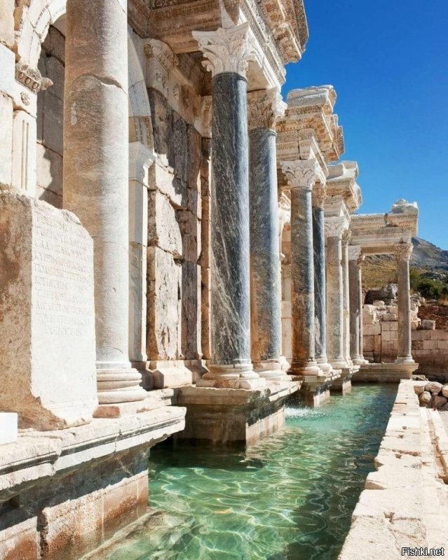 действующий фонтан 1800 лет античный колонны мрамор.