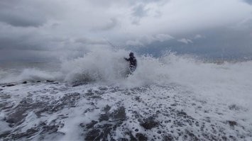 это 4 недели назад в шторм :) ни кто не поехал на рыбалку , только мы 2 дебила :) первый это я который на фото :)