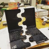 Дома такой-же валяется. Выкинуть жалко, потому-что работает, но работать на нём невозможно.
