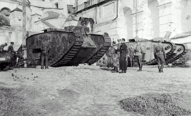 Смоленск периода оккупации. Справа пулеметный спонсон, слева орудийный.
Танк Mark V на Соборной Горе в Смоленске в период оккупации.