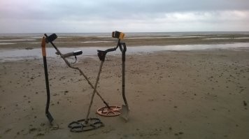 Пляжи, особенно старинные, всегда порадуют находками. Чаще всего это будет советская мелочёвка и пробки да колечки от банок.