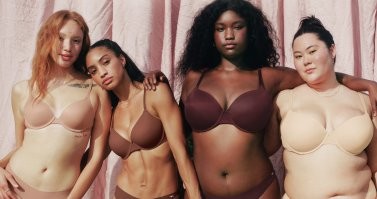 Норм девки были, не то что теперешние мукляндры. На днях был в ТЦ, там напротив магазина Apple Victoria Secret. Реклама крутят что кровь из глаз. Жирные потные негры, наверно еще и ахтунг или типа того. Тфу.