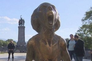 Этот парк не для медитации, а для тек у кого запор...
И эту "скульптуру" туда же установите: