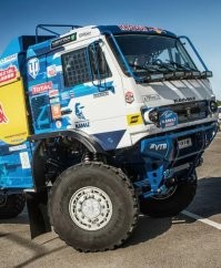 Тонкие не спасут. 
А вот толстые помогут уберечь от многих ударов. Конечно не панацея, но и не только КамАЗы прилетают. 

Фото буханки, просто для примера. 
(А то там уже наминусили, не разобравшись.) 

Вот, явно не дураки делали. 
А в спорте, ещё и массу экономят. 
На обычном, это увеличение, вообще, не критично.