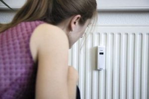 Она, похоже, тоже впервые в жизни счетчик на батарее увидела.


Спалился ты, жовтоблакитный.