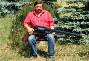 РШ-12 это под 12,7 х 55. А вот настоящее безумие и "прощай кистевые суставы" это Thunder 50 BMG (12,7 х 99).
Ну понятно что речь за более менее мелкую серию. Потому что, штучно и кустарно делали пистолеты (Пистолет Тобиса, например), просто уже пушечного калибра, но это по приколу уже.