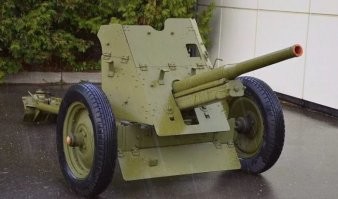 Точно такой же щиток, нижняя часть откидывается на петлях с боевом состоянии, в транспортном складывается. У немецкой пушки такая же складная конструкция.