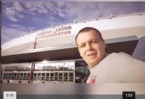 Арену построили в 2000 году. Автору тогда было 17 или 18 лет (сразу после его школы, но до института). Отнимаем еще лет 7 на институт и армию. Получается, что он состарился буквально лет за 14.