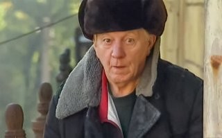 Отец заметил лицо Иисуса в бревне, когда рубил дрова для рождественского костра