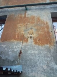 Ок, тоже выложу.
У моего подъезда висела какая-то табличка. Болтики заржавели и получился лик. Хз кого правда, я с ними не знаком, но похоже же? Даже больше похоже, чем обоссанные стены пивнушки :). Даже с щитом и копьём получился :).