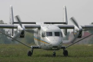 "Антонов-225" - летающий автобус"©
Не, Ан-225 - это "летающий карьерный грузовик" 

А "летающий автобус" - это советский АН-28 или английский SC.7 Skyvan. 
"Мясолеты" в виде, натурально, "автобус, к которому присобачили крылья и движки с пропеллерами".
С совершенно ЛЮТОЙ тяговооруженностью (при "паспортной" загрузке 20 тушек без проблем вывозят и 30), взлетают/садятся почти в любые "говны". Правда, горючки жрут, почти как танки.