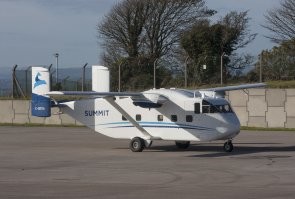 "Антонов-225" - летающий автобус"©
Не, Ан-225 - это "летающий карьерный грузовик" 

А "летающий автобус" - это советский АН-28 или английский SC.7 Skyvan. 
"Мясолеты" в виде, натурально, "автобус, к которому присобачили крылья и движки с пропеллерами".
С совершенно ЛЮТОЙ тяговооруженностью (при "паспортной" загрузке 20 тушек без проблем вывозят и 30), взлетают/садятся почти в любые "говны". Правда, горючки жрут, почти как танки.