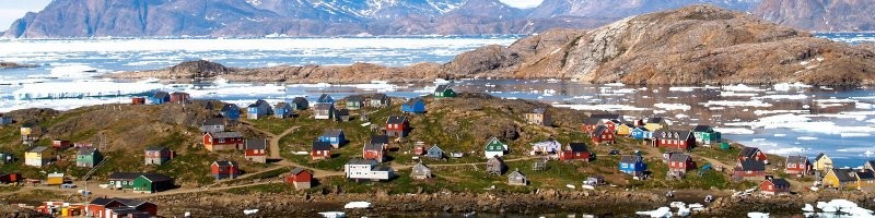Исландия и Гренландия – два известных острова, которые иногда путают между собой. И есть в этой истории одно несоответствие, которое несколько лет назад вызвало бурные споры и путаницу среди научных. Многие до сих пор не понимают: почему название Исландии, зеленого острова с красивыми цветочными полями, вулканами и теплым климатом, переводится как «Ледяная земля», а название бесплодной ледяной пустыни Гренландии означает «Зеленая земля»? 

 Исландия
Остров расположен в северной части Атлантического океана. По идее, Исландия должна быть холодной землей, но теплое течение Гольфстрим делает климат теплым, а флору и фауну очень разнообразными.

Как правило, названия географическим объектам дают в честь их особенностей или обитающих на этой территории племен. Причина, почему Исландии дали такое имя немного сложнее. Согласно легендам, в начале остров был известен, как «снежная земля» из-за снегопадов, бушевавших там в какой-то период времени. Через несколько лет шведский викинг Гарвард Сварароссон приплыл на остров и назвал его в честь себя. Остров Гарварда недружелюбно встретил следующего викинга, Флоки Вильгердарсона. Его дочь утонула по пути в Исландию, а затем весь домашний скот умер от голода. Дело в том, что та зима выдалась на редкость суровой, фьорды были полны айсбергов. Их-то и увидел разочарованный Флоки, когда взобрался на вершину горы. Так остров получил новое название. Заселение же Исландии началось несколькими годами позже, в 874 году. Первым постоянным поселенцем на острове стал норвежский вождь Ингольф Арнарсон, который привел за собой других скандинавов.

Гренландия
Это самый большой остров в мире, расположенный недалеко от Северной Америки. Однако его население составляет всего 58,4 тысяч человек, потому что 2/3 территории страны покрыты толстым слоем льда и не пригодны для жизни.

Остров получил такое название, когда великий лидер викингов Эрик Красный прибыл туда и увидел зеленую траву по всей поверхности земли. Поскольку, по норвежскому обычаю, название места должно основываться на особенностях, Эрик назвал его Гренландией. Однако, кроме викингов на острове уже проживали эскимосы из Северной Америки. Гордые скандинавы не хотели быть похожими на язычников-эскимосов и продолжали носить европейскую одежду, которая по погодным условиям не соответствовала суровому климату. Так все и продолжалось: эскимосы процветали, скандинавы потихоньку вымирали. В конце XIV века всё скандинавское население Гренландии бесследно исчезло, оставив после себя лишь красивое название Гренландия – «Зеленая земля». 
Источник: 
1 фото: Исландия, Рейкьявик.
2-3 фото: Гренландия,