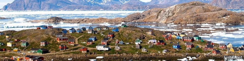 Исландия и Гренландия – два известных острова, которые иногда путают между собой. И есть в этой истории одно несоответствие, которое несколько лет назад вызвало бурные споры и путаницу среди научных. Многие до сих пор не понимают: почему название Исландии, зеленого острова с красивыми цветочными полями, вулканами и теплым климатом, переводится как «Ледяная земля», а название бесплодной ледяной пустыни Гренландии означает «Зеленая земля»? 

 Исландия
Остров расположен в северной части Атлантического океана. По идее, Исландия должна быть холодной землей, но теплое течение Гольфстрим делает климат теплым, а флору и фауну очень разнообразными.

Как правило, названия географическим объектам дают в честь их особенностей или обитающих на этой территории племен. Причина, почему Исландии дали такое имя немного сложнее. Согласно легендам, в начале остров был известен, как «снежная земля» из-за снегопадов, бушевавших там в какой-то период времени. Через несколько лет шведский викинг Гарвард Сварароссон приплыл на остров и назвал его в честь себя. Остров Гарварда недружелюбно встретил следующего викинга, Флоки Вильгердарсона. Его дочь утонула по пути в Исландию, а затем весь домашний скот умер от голода. Дело в том, что та зима выдалась на редкость суровой, фьорды были полны айсбергов. Их-то и увидел разочарованный Флоки, когда взобрался на вершину горы. Так остров получил новое название. Заселение же Исландии началось несколькими годами позже, в 874 году. Первым постоянным поселенцем на острове стал норвежский вождь Ингольф Арнарсон, который привел за собой других скандинавов.

Гренландия
Это самый большой остров в мире, расположенный недалеко от Северной Америки. Однако его население составляет всего 58,4 тысяч человек, потому что 2/3 территории страны покрыты толстым слоем льда и не пригодны для жизни.

Остров получил такое название, когда великий лидер викингов Эрик Красный прибыл туда и увидел зеленую траву по всей поверхности земли. Поскольку, по норвежскому обычаю, название места должно основываться на особенностях, Эрик назвал его Гренландией. Однако, кроме викингов на острове уже проживали эскимосы из Северной Америки. Гордые скандинавы не хотели быть похожими на язычников-эскимосов и продолжали носить европейскую одежду, которая по погодным условиям не соответствовала суровому климату. Так все и продолжалось: эскимосы процветали, скандинавы потихоньку вымирали. В конце XIV века всё скандинавское население Гренландии бесследно исчезло, оставив после себя лишь красивое название Гренландия – «Зеленая земля». 
Источник: 
1 фото: Исландия, Рейкьявик.
2-3 фото: Гренландия,