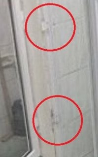 Все не так было: молодые долбо@бы выбили пластиковые пластины из дверей, а среднюю вообще выломали с корнем