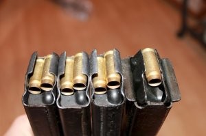 вообще никак не взаимозаменямые.

ток при условии замены  самой горловины.. 
двухрядка на подаче у ППС против однорядки у ППШ.
да и защелки магазинов совершенно разные, как и тот же магазинопремник.
ППС близок в этом плане к ПР, а ППШ совсем нет.

но для ППШ потом сделали магазин рожкового типа, вместо баарабанного, для упрощения заряжания.