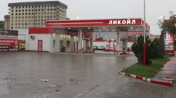 И у нас такие "спецы" имеются. Заправка в Махачкале