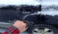 Попробовал бы он так оторвать ручку на "Газ-21" или на "Победе".
Да даже на "Москвиче" или "Запорожце".