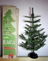 До сих пор жива такая ёлка. Вот именно такая, один в один, и коробка такая же. )
И игрушки к ней, соответствующие: малюсенькие, но   тоже стеклянные, как и для большой ёлки. )