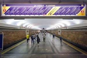 По приезде в Минск сразу ощущаешь, что оказался в другой стране. Несмотря на то, что на русском говорят все, к своему языку у беларусов довольно трепетное отношение и надписи на родном языке повсюду.