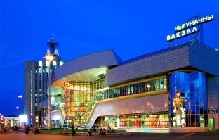 По приезде в Минск сразу ощущаешь, что оказался в другой стране. Несмотря на то, что на русском говорят все, к своему языку у беларусов довольно трепетное отношение и надписи на родном языке повсюду.