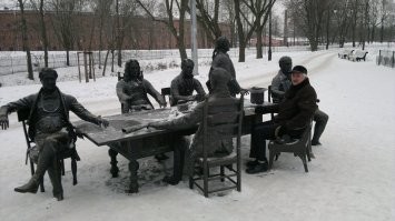 Ну не знаю ((( Часто такие селфи ведут к порче памятников.
У нас специально один стульчик свободным оставили, чтобы желающие могли сфотографироваться в компании великих зодчих Питера