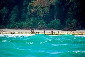 Если бы хотели захватить остров то так бы и сделали.