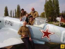 Актеры фильма "В бой идут одни старики" через 42 года.
Актеры хорошо известной нам советской киноленты «В бой идут одни старики» собрались вместе, чтобы сделать это фото. В неполном, но весьма достойном составе музыкальной эскадрильи на фото: Рустам Сагдуллаев (Ромео), Алим Федоринский (Алябьев), Вано Янтбелидзе (Вано Кобахидзе), Вилорий Пащенко (Воробьев).
Из ныне здравствующих на фото отсутствуют Владимир Талашко (Скворцов) и Александр Немченко (Иван Федорович).