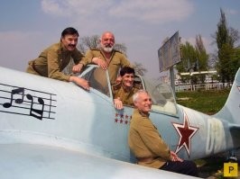 Актеры фильма "В бой идут одни старики" через 42 года.
Актеры хорошо известной нам советской киноленты «В бой идут одни старики» собрались вместе, чтобы сделать это фото. В неполном, но весьма достойном составе музыкальной эскадрильи на фото: Рустам Сагдуллаев (Ромео), Алим Федоринский (Алябьев), Вано Янтбелидзе (Вано Кобахидзе), Вилорий Пащенко (Воробьев).
Из ныне здравствующих на фото отсутствуют Владимир Талашко (Скворцов) и Александр Немченко (Иван Федорович).