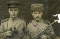 В траншее - да, в танке - нет
Было две попытки модернизации ППШ, первая ничего путнего не дала, после второй получился ППШ-2.





Вес тот же, съемный приклад, деталей чуть меньше, более технологичен. По комплексу ТТХ проигрывал ППС, выпущен опытной партией.



Вариант со складным прикладом



Был ещё опытный ППШ-45, но он уже совсем опоздал - на первый план вышел промежуточный патрон.