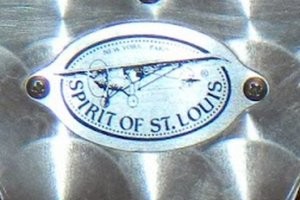 Это современная китайская реплика радиоприёмника, установленного на борту самолёта  Чарльза Линдберга "Spirit of St.Louis", на котором он совершил беспосадочный перелёт из Нью-Йорка в Париж в 1927 году. Точная копия, выпущенная в память Чарльза Линдберга. 

Насчет точной копии китайцы загнули, конечно - светодиоды на передней панели, блестящий полимерный пылезащитный колпачок на динамике в 20-х годах не применялись, их попросту не существовало. Да и шильдик такой вряд ли был. Но в целом неплохо.