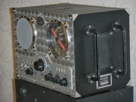 Это современная китайская реплика радиоприёмника, установленного на борту самолёта  Чарльза Линдберга "Spirit of St.Louis", на котором он совершил беспосадочный перелёт из Нью-Йорка в Париж в 1927 году. Точная копия, выпущенная в память Чарльза Линдберга. 

Насчет точной копии китайцы загнули, конечно - светодиоды на передней панели, блестящий полимерный пылезащитный колпачок на динамике в 20-х годах не применялись, их попросту не существовало. Да и шильдик такой вряд ли был. Но в целом неплохо.