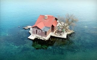 остров под названием Джаст-Рум-Энаф-Айленд