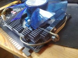 Поделюсь и я своим поделием) заколхозил на видеокарту при помощи железного конструктора кулер от радиатора ЦПУ, 3 года валялся без дела и нашел наконец себе место) 

по звуку на удивление шуршит довольно тихо, понятное дело самой видеокарте вообще прекрасно учитывая что оригинальный кулер (который просто сломался) был раза в три меньше