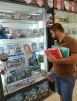 Я тоже могу задержаться у полок с играми или фильмами. Выбираю что дома скачать -_-