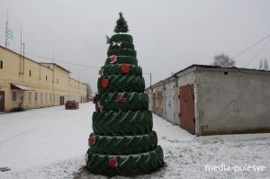 В мире нет такого предмета, из которого нельзя сделать ёлку.