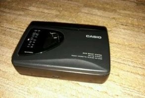 Вот такой кассетный плеер, подаренный мне на новый 1996 год.  До сих пор в полностью рабочем состоянии, менялись только наушники.