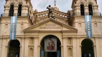 на флагах Аргентины, висящих слева и справа надпиcь Dios - по испански означает "Бог"