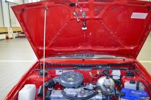 а зеркала где?!
походу, перекрасили....даже, аккумулятор тот же)))

Житель Тольятти пытается продать 24-летний ВАЗ-2109 за 3 миллиона рублей. Такое необычное объявление появилось на сайте Авто.ру. Столь высокую цену продавец объяснил тем, что его хэтчбек   самая что ни на есть «капсула времени» с минимальным пробегом и сохранившимися заводскими пломбами.
«Девятка» была выпущена в 1997 году, и сразу после покупки ее поставили в гараж, так ни разу и не использовав. Таким образом пробег ее составляет всего 10 километров. По словам продавца, единственное, что делали с этой машиной   открывали водительскую дверь и капот. А потому никакой предпродажной подготовки она не проходила. Тем не менее, этот ВАЗ выглядит поистине идеально....