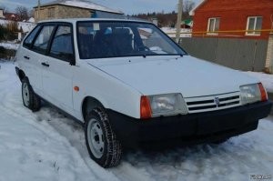 а зеркала где?!
походу, перекрасили....даже, аккумулятор тот же)))

Житель Тольятти пытается продать 24-летний ВАЗ-2109 за 3 миллиона рублей. Такое необычное объявление появилось на сайте Авто.ру. Столь высокую цену продавец объяснил тем, что его хэтчбек   самая что ни на есть «капсула времени» с минимальным пробегом и сохранившимися заводскими пломбами.
«Девятка» была выпущена в 1997 году, и сразу после покупки ее поставили в гараж, так ни разу и не использовав. Таким образом пробег ее составляет всего 10 километров. По словам продавца, единственное, что делали с этой машиной   открывали водительскую дверь и капот. А потому никакой предпродажной подготовки она не проходила. Тем не менее, этот ВАЗ выглядит поистине идеально....